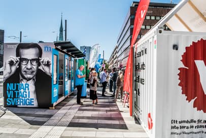 Alla röstar i ett röstbås eftersom valet är hemligt.