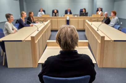 Rättegångar hålls i domstolar, till exempel i tingsrätten.