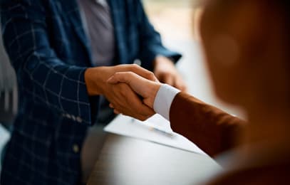 Den offentliga sektorn finansieras via skatten. Där jobbar cirka 30 procent av alla som arbetar i Sverige. Den privata sektorn är alla privata företag. Där jobbar cirka 70 procent av arbetskraften.