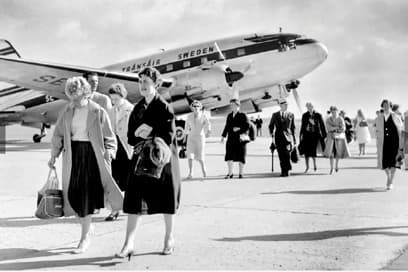 Under de så kallade rekordåren fick anställda längre semester och de började resa med flyg till södra Europa.