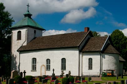 Kinneveds kyrka i Västergötland är en av de cirka 3 000 medeltida kyrkor som finns i Sverige.